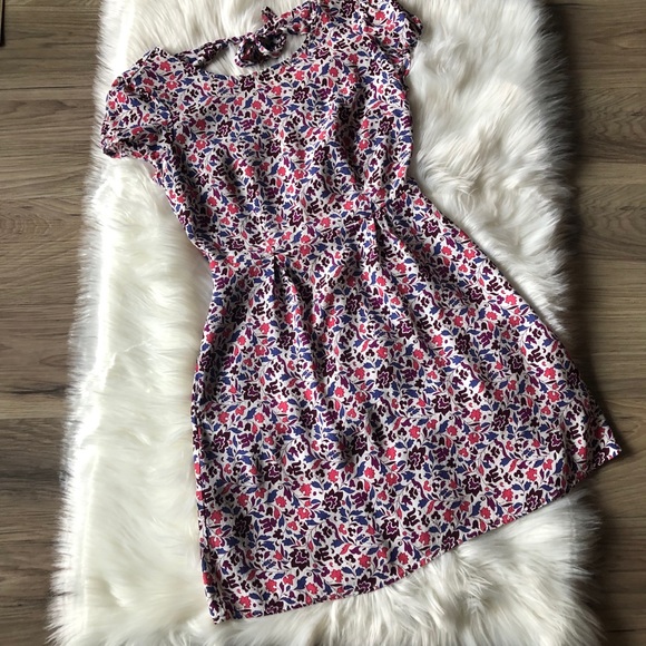 GAP Dresses & Skirts - Gap dress with knot back- pockets too! Floral